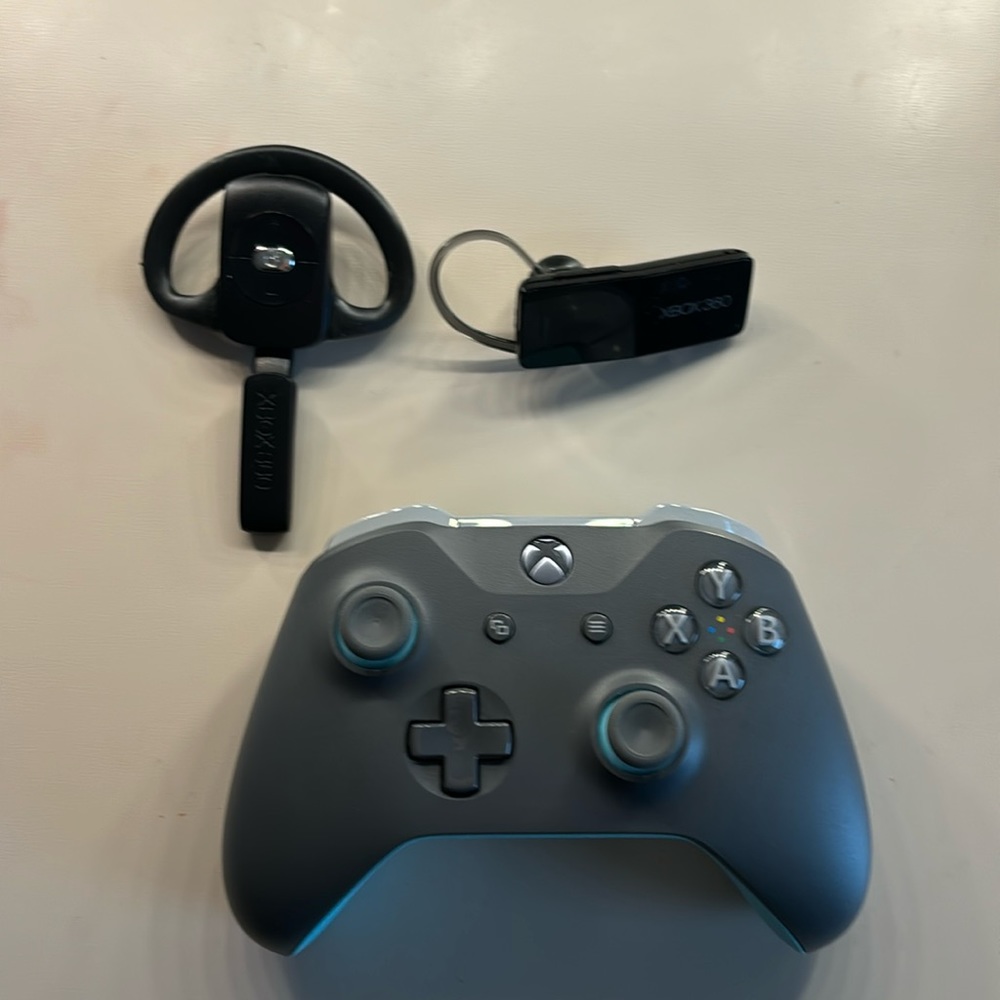 XBOX x/s wireless controller, XBOX 360 ear piece, XBOX 360 bluetooth earpiece